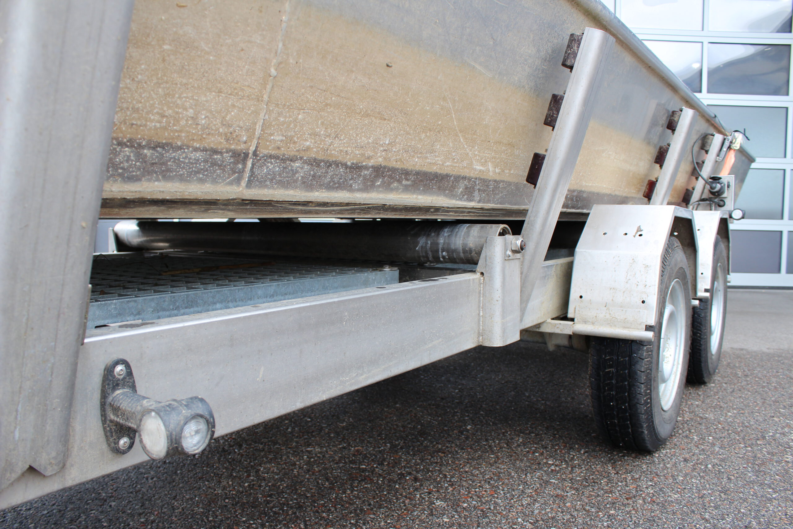 Bootstrailer für Motorzille, Boot auf dem Anhänger vor einer Halle